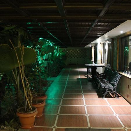 Hotel Orange Inn Sarkhej Esterno foto