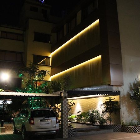 Hotel Orange Inn Sarkhej Esterno foto