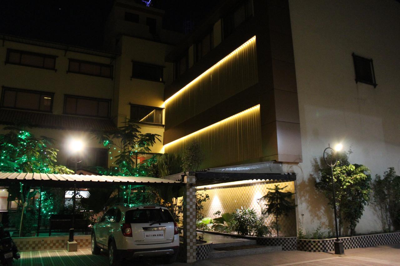 Hotel Orange Inn Sarkhej Esterno foto
