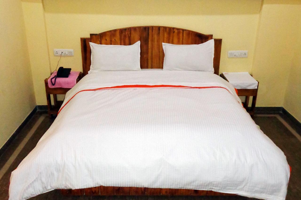 Hotel Orange Inn Sarkhej Esterno foto