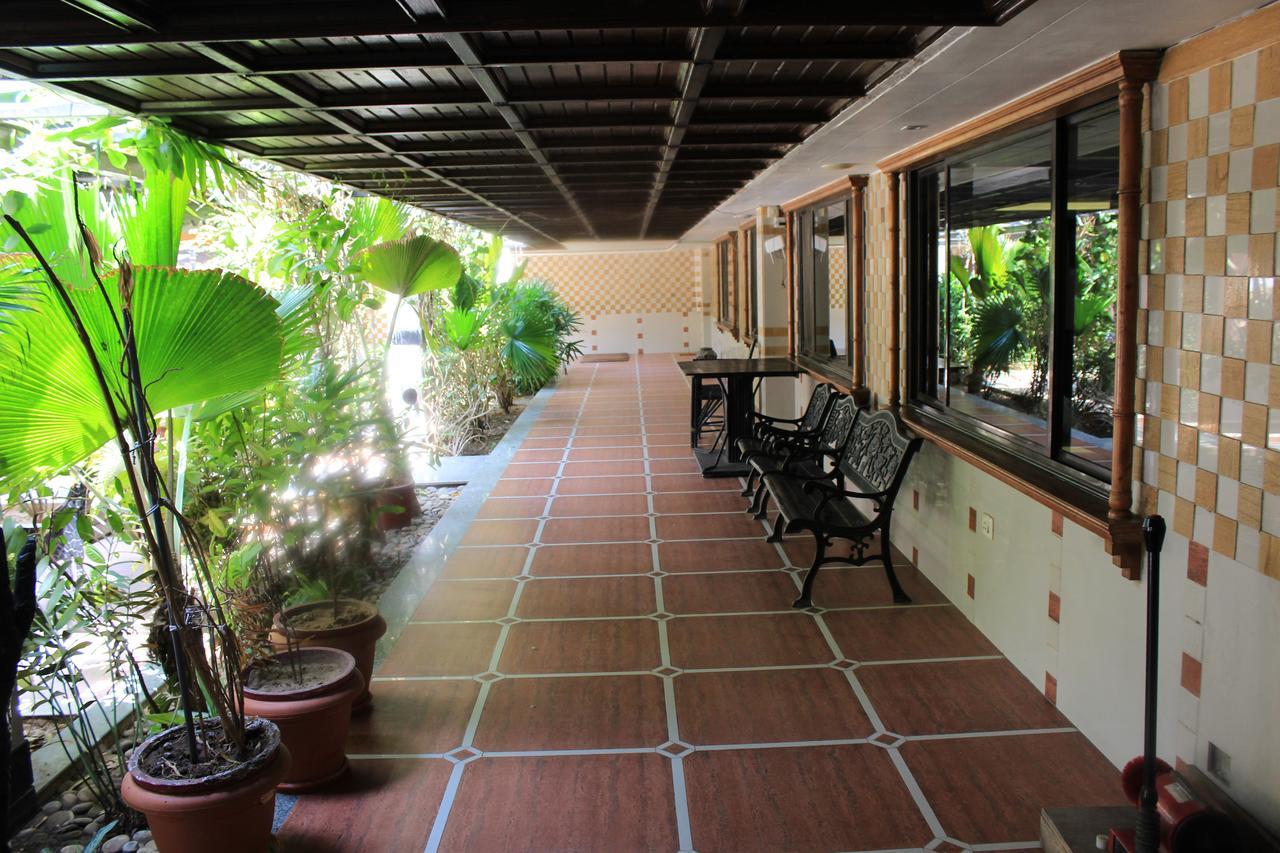 Hotel Orange Inn Sarkhej Esterno foto