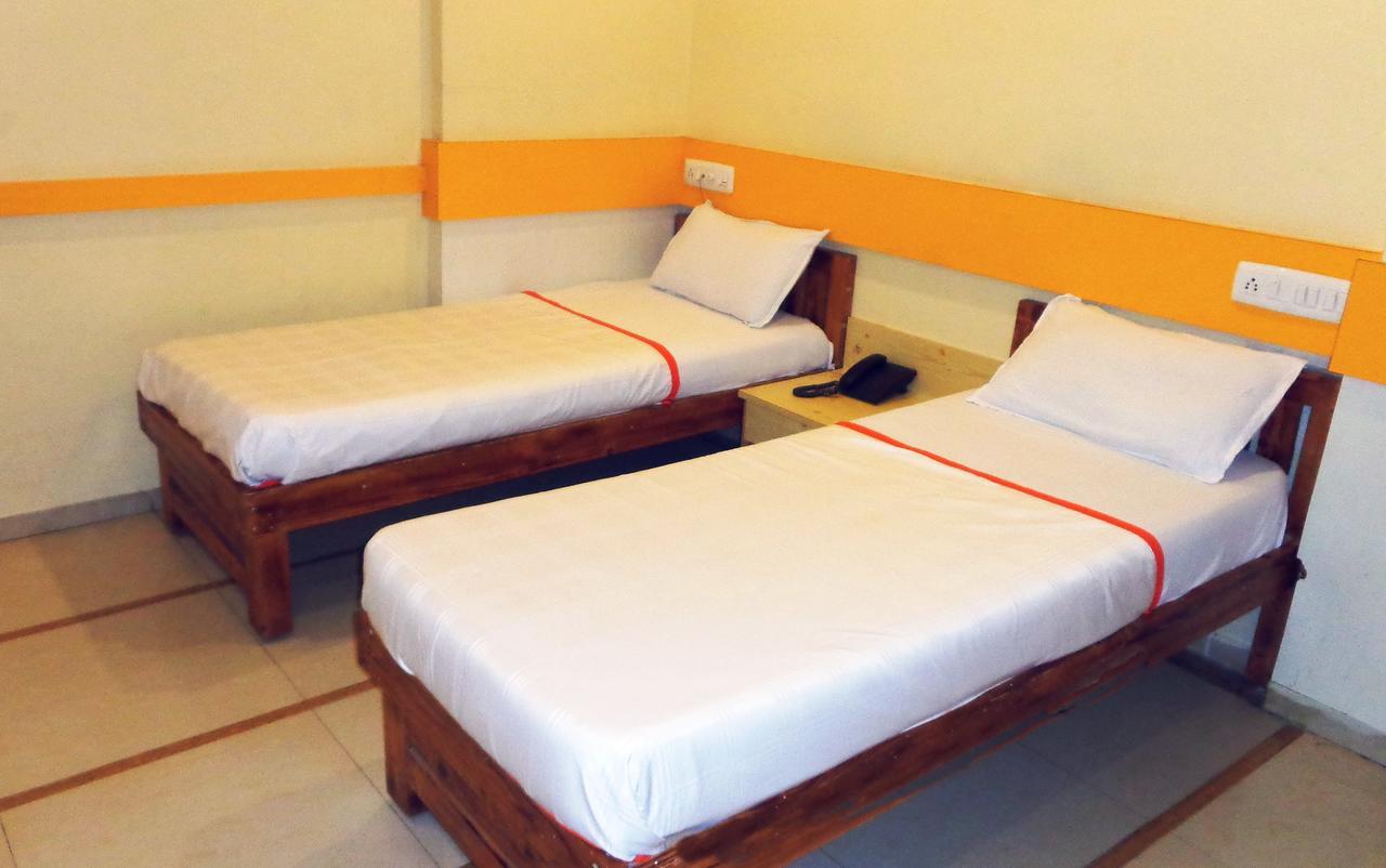 Hotel Orange Inn Sarkhej Esterno foto