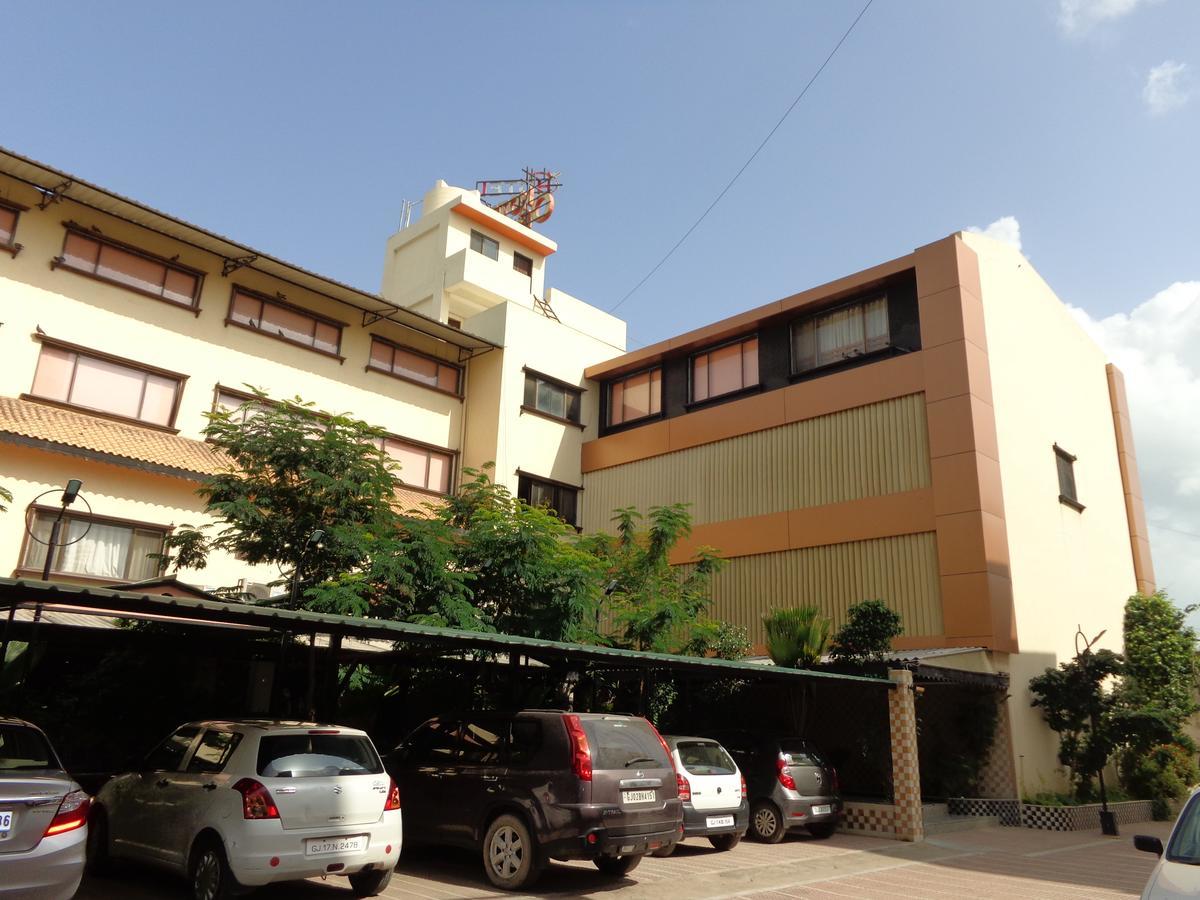 Hotel Orange Inn Sarkhej Esterno foto