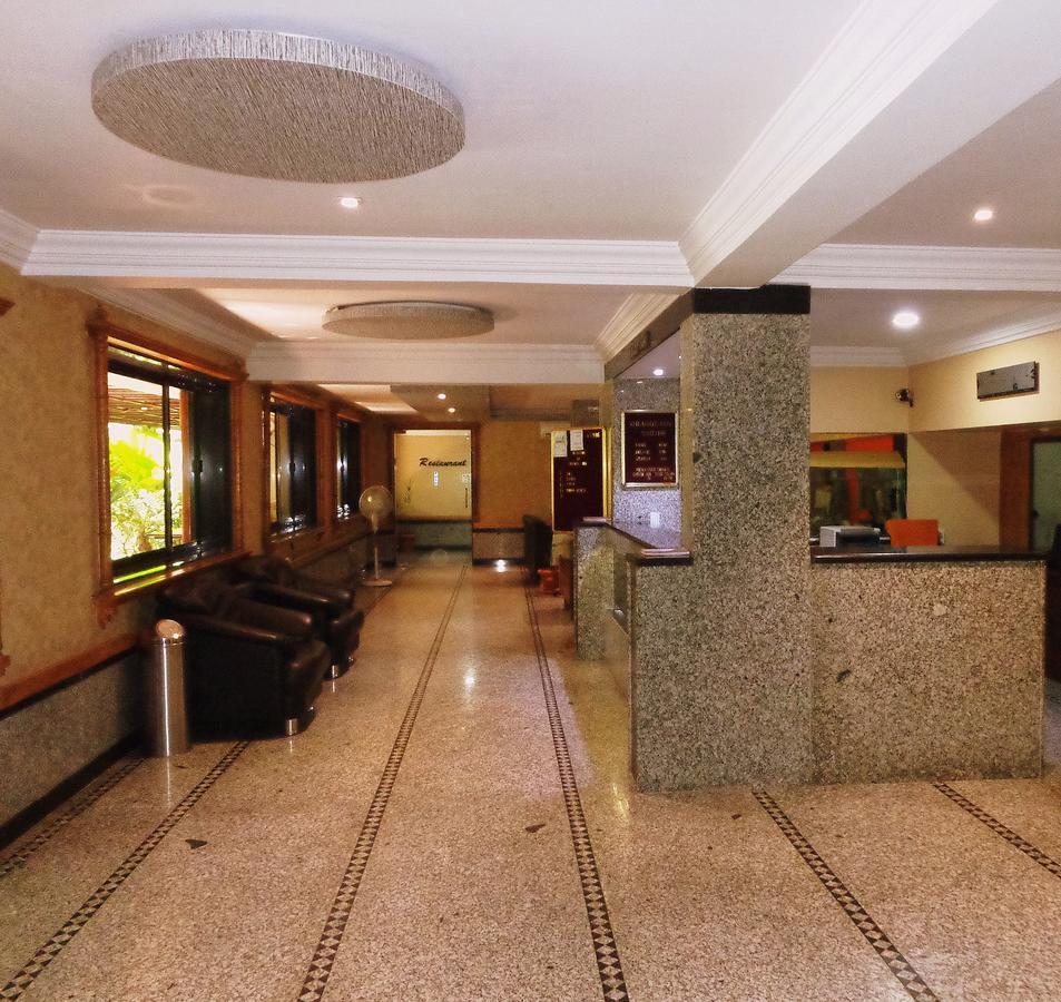 Hotel Orange Inn Sarkhej Esterno foto