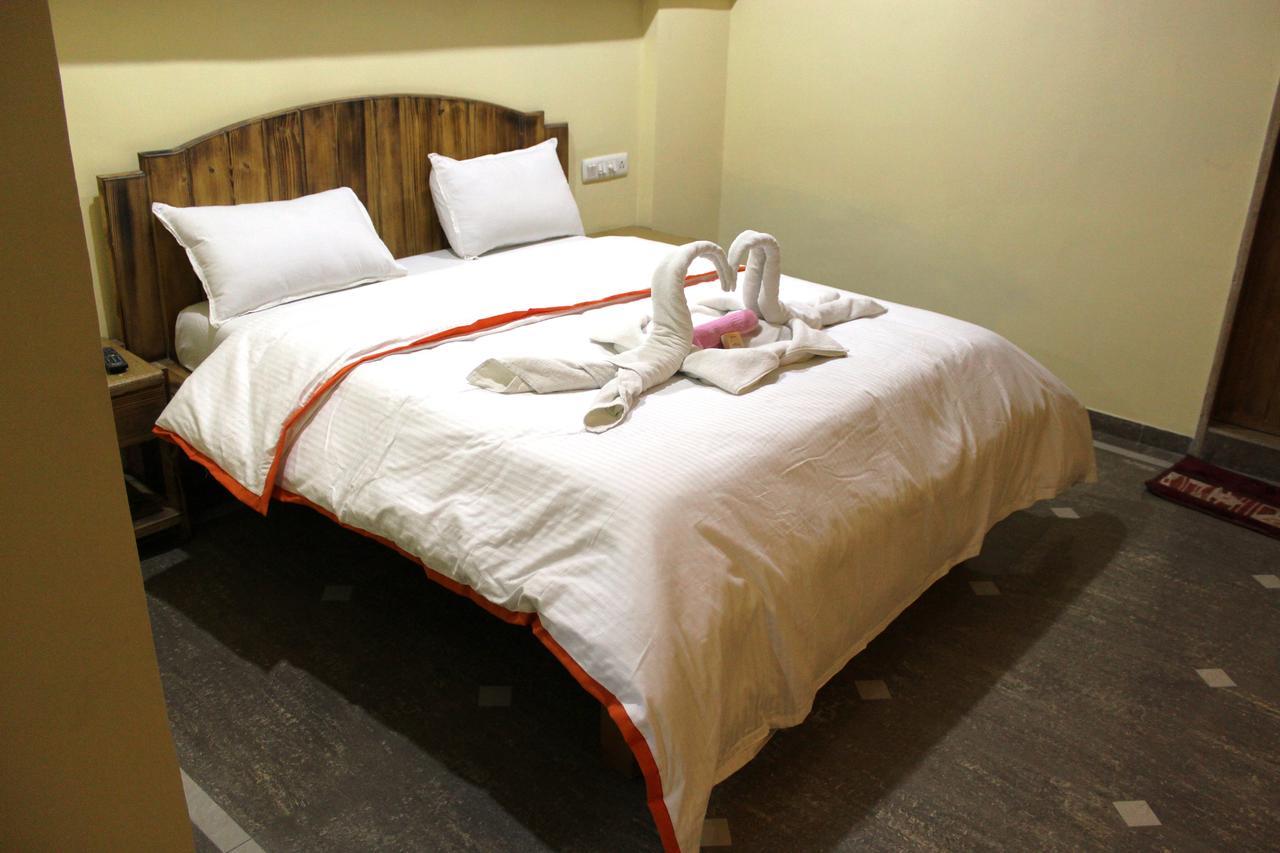 Hotel Orange Inn Sarkhej Esterno foto