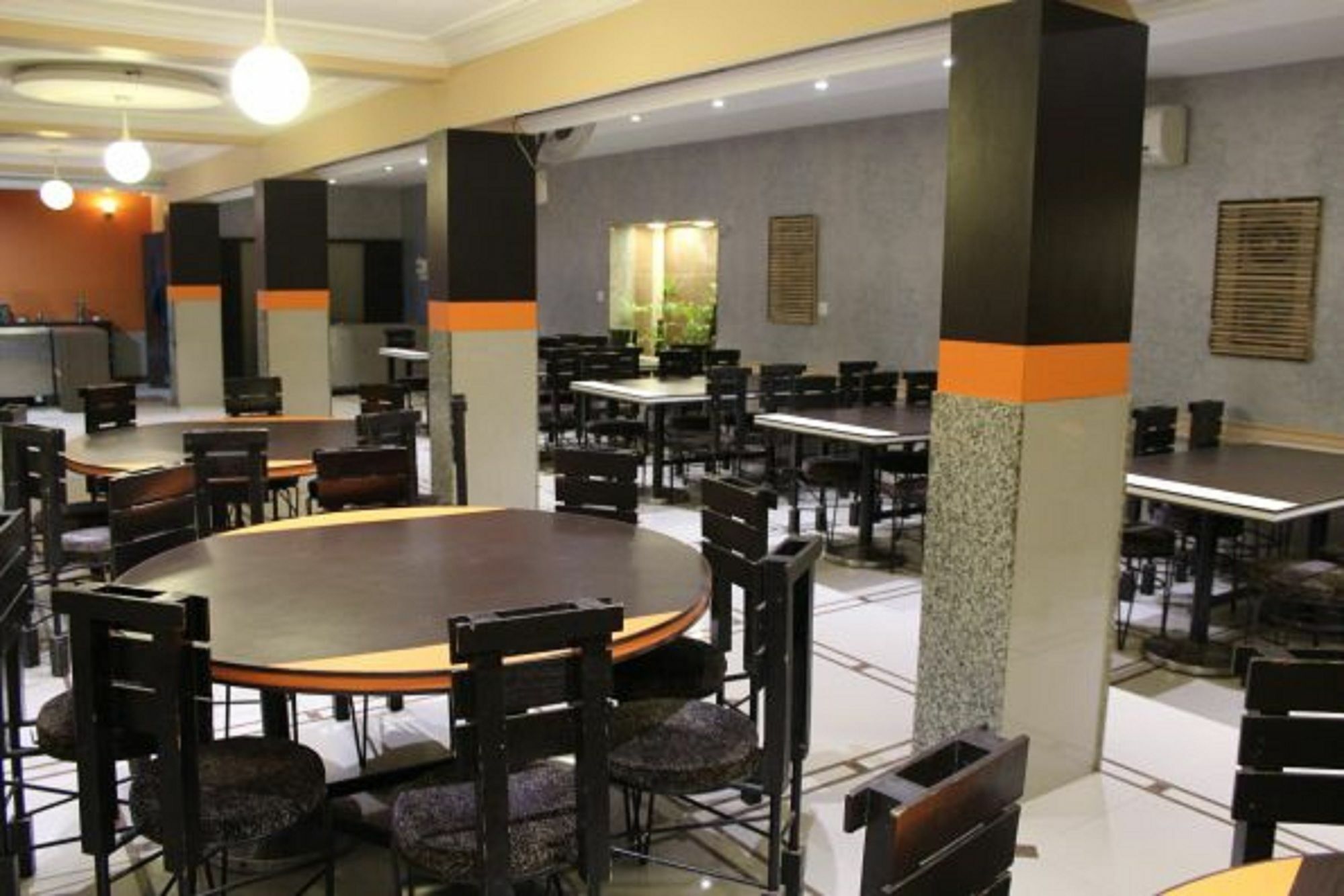 Hotel Orange Inn Sarkhej Esterno foto