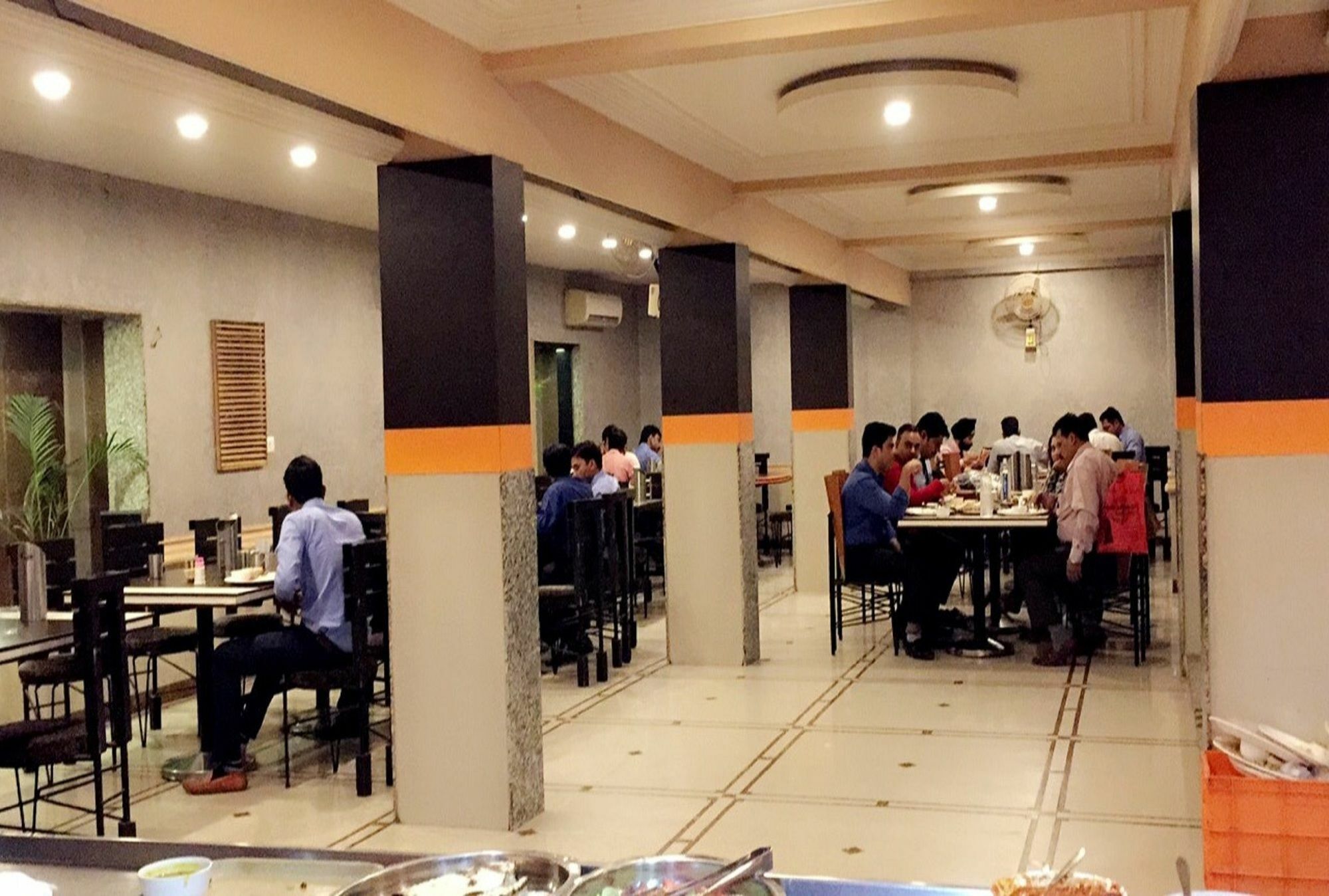 Hotel Orange Inn Sarkhej Esterno foto